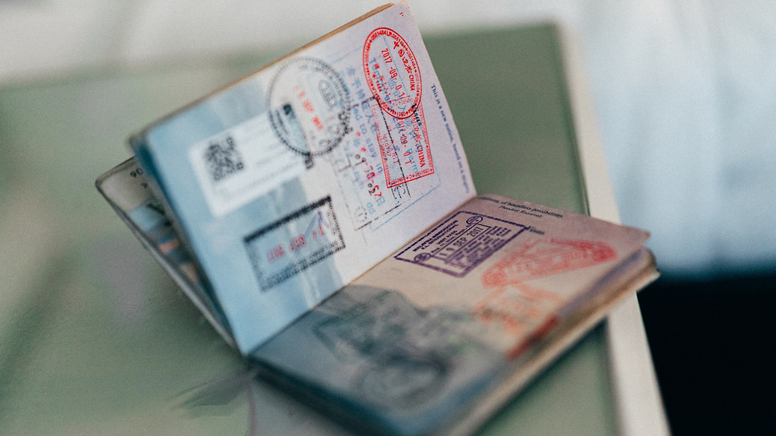 Pasaporte abierto con sellos de visado en sus páginas
