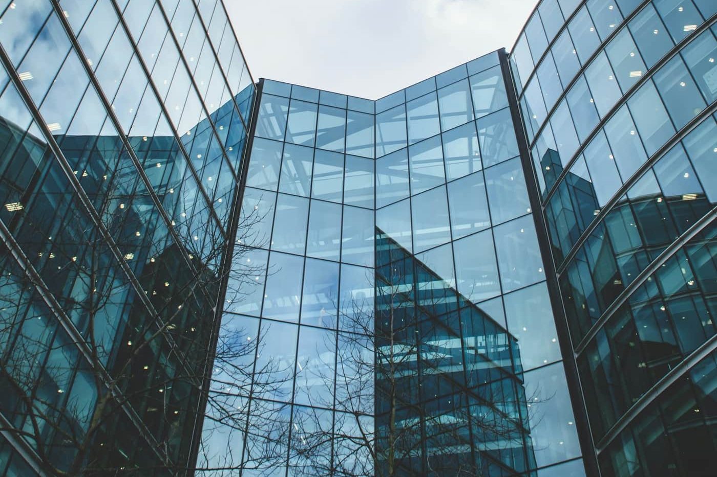 Fachadas de cristal de un edificio de oficinas vistas desde abajo.